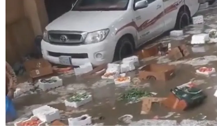 فيديو السيول تجتاح من جديد سوق الخضار في بريدة وتجرف ما فيه