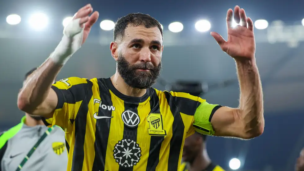 رغم الحرب الباردة.. بنزيما يتدخل لمنع رحيل نجوم الاتحاد والسبب لا يخطر على بال 