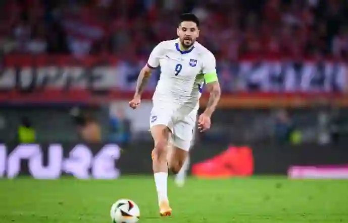 ميتروفيتش يشعل السعودية بسبب ما فعله مع لاعبي المنتخب بعد الخسارة بهدفين في مواجهة صربيا 