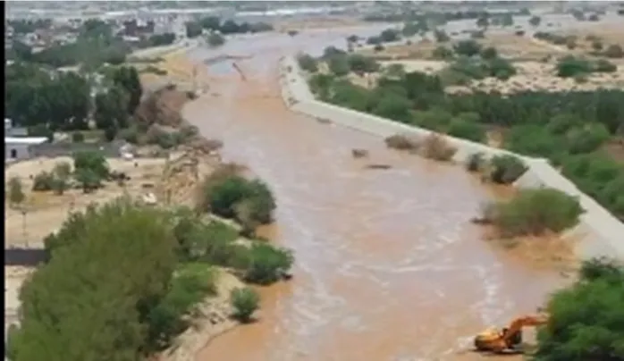 فيديو سيول وادي فاطمة تقطع طريق جدة - مكة لأول مرة وتحدث فيه أضرار كبيرة 