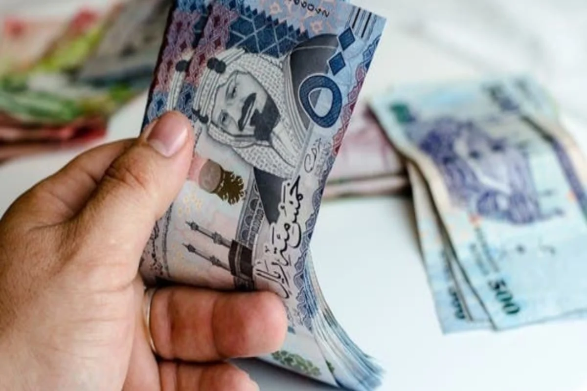 إجازة وزيادة في الراتب 700 ريال لهذه الفئات من موظفين الدولة في السعودية بأمر ملكي 