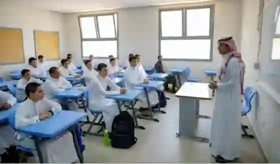 تعليم جدة تصدر تعميم هام حول زي طلاب الثانوية العامة غير السعوديين بعد الزام الطلاب السعوديين بارتداء الزي السعودي 