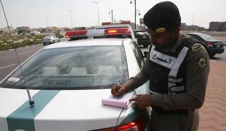 المرور السعودي يعلن عن مخالفة جديدة بقيمة الفين ريال لمن يتصرف بهذ الطريقة على الطرقات 