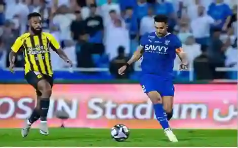 مفاجأة من العيار الثقيل تربك حسابات الهلال بعد الكشف عن الحكم الذي سيدير مواجهة الاتحاد 