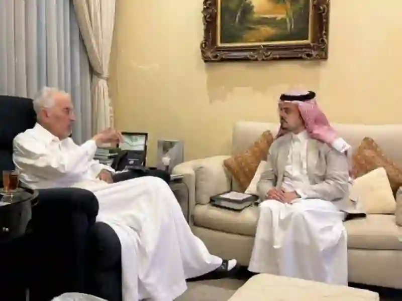 شاهد كيف ظهر شكل الأمير خالد الفيصل بعد خروجه من مستشفى في جدة أجرى فيها عملية جراحية 