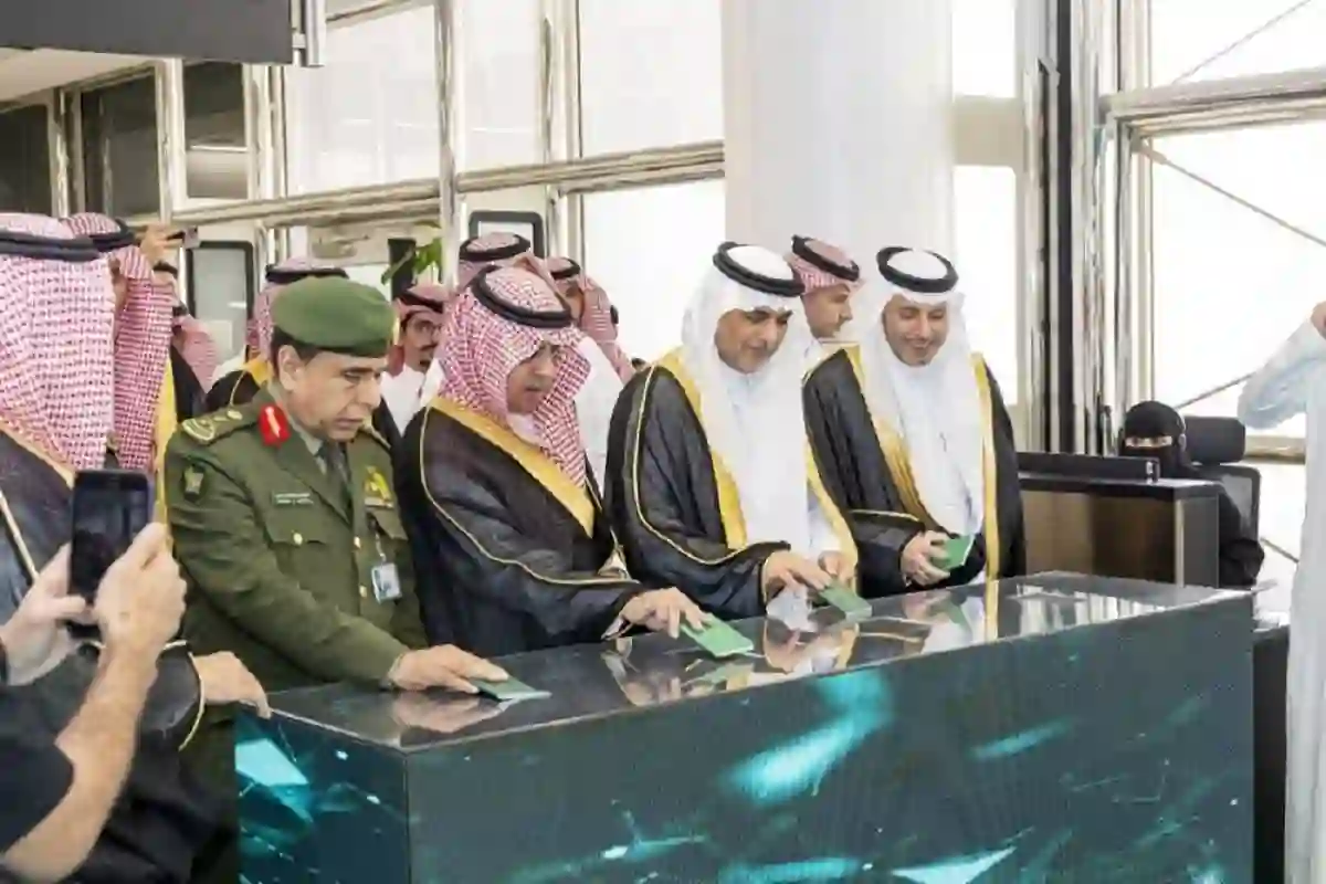 طريقة استخدام الخدمة الذاتية للجوازات في مطار الملك خالد بعد إطلاقها رسمياً لن تحتاج للوقوف في طابور موظف الجوازات بعد اليوم 