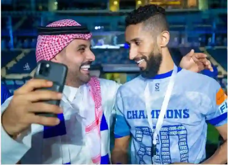 وداع مؤثر من القحطاني لسلمان الفرج بعد رحيله عن الهلال 