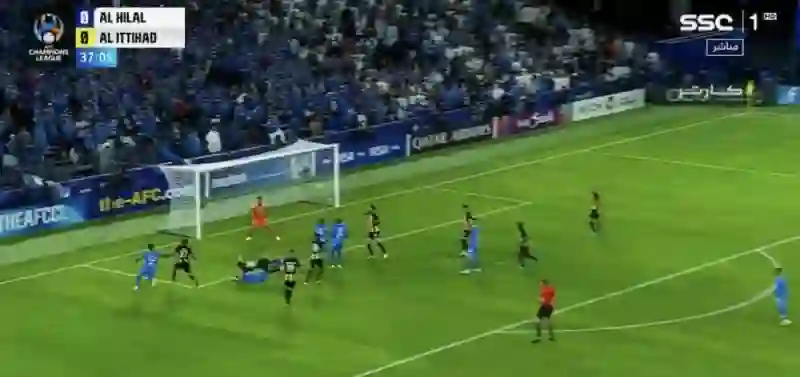 فيديو يكشف هل ركلة الجزاء للهلال أمام الاتحاد صحيحة؟ 