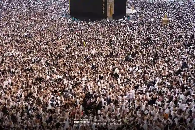 مشهد مذهل للطرقات حول المسجد الحرام ممتلئة بالمصلين في ليلة 27 