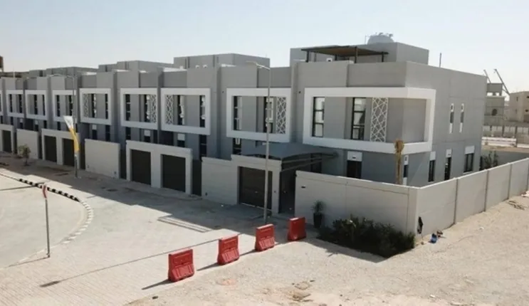 الكشف عن قيمة التعويض الذي يحصل عليه المشتري من المطور العقاري في حال تأخير تسليم المنزل أو الوحدة السكنية أو الأرض عن كل يوم حسب المتفق عليه في العقود 