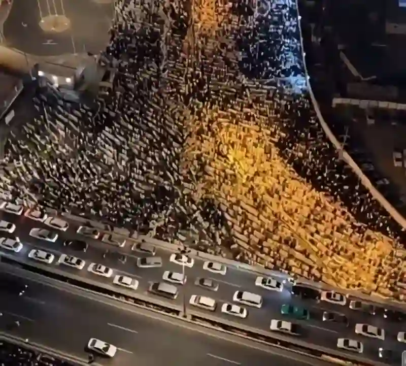فيديو تصوير جوي لأكثر من 2 مليون مصلي في المسجد الحرام يصلون التراويح والتهجد في ليلة 27 شكلهم مثل البنيان المرصوص 