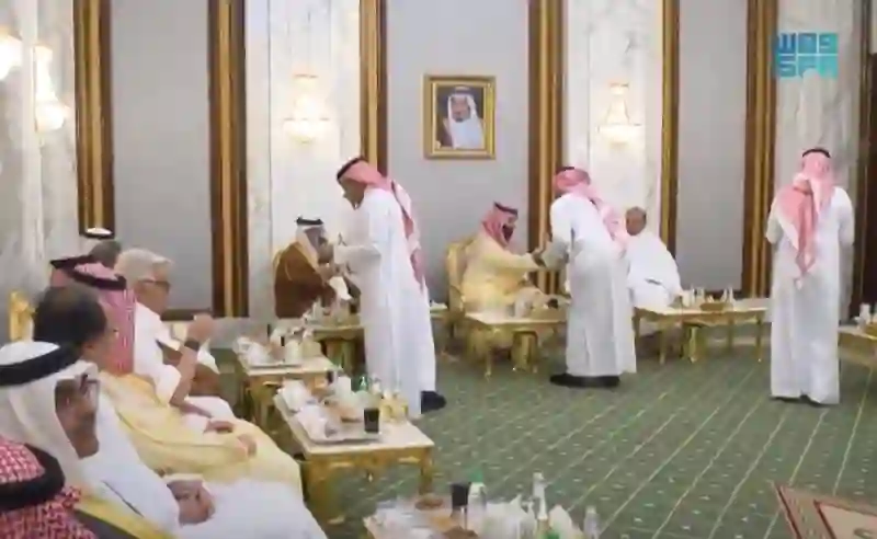 فيديو تصرف شهم من ولي العهد ينقذ رئيس وزراء باكستان من موقف محرج 