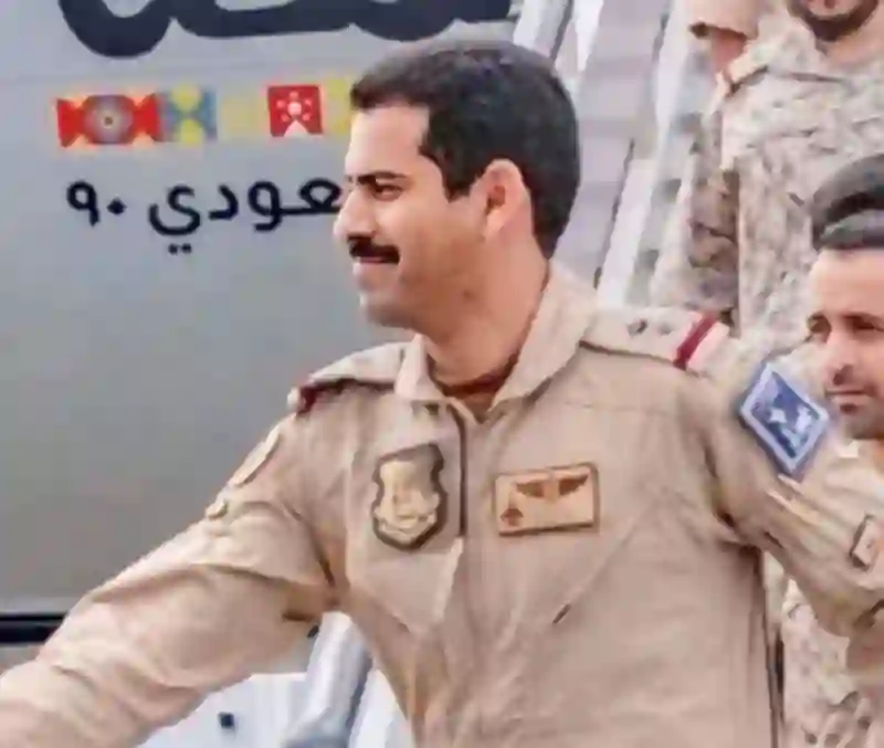 شاهد صورة المقدم طيار ماجد العتيبي قائد طائرة F15 التي سقطت في الظهران واستشهد مع زملاءه فيها 