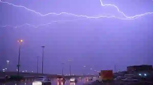 العصيمي يعلن استمرار الحالة المطرية من اليوم وحتى هذا التاريخ وينبه سكان الرياض من هذا الخطر 