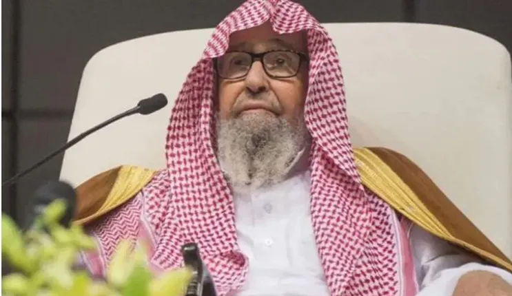 يصلي الجمعة فقط ولا يصلي باقي الصلوات فما حكمه؟ الشيخ الفوزان يجيب 