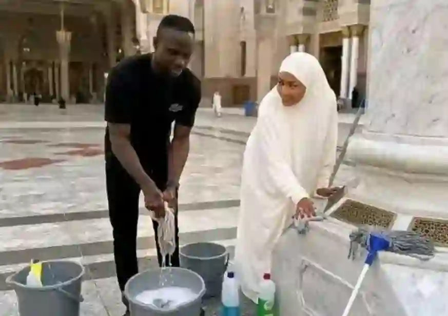 حصري.. نجم النصر وعائلته يتطوعون لتنظيف المسجد النبوي وردت فعل المصلين صادمة