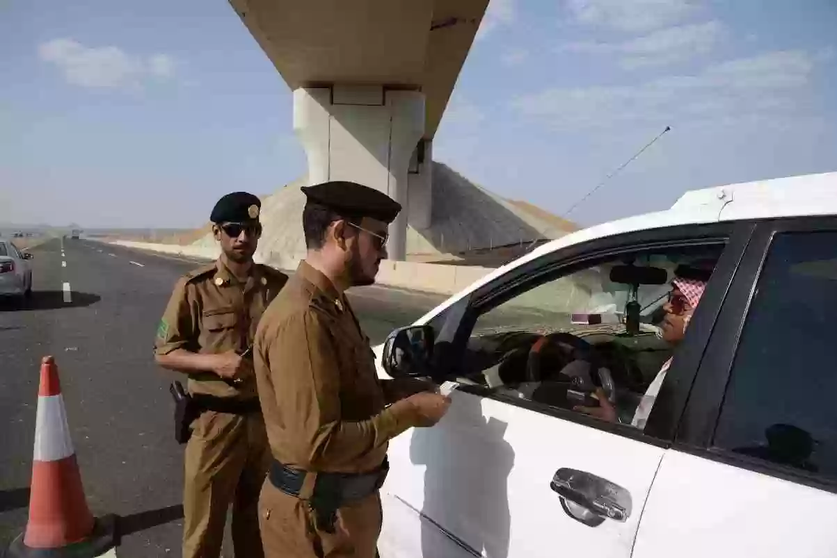هل قطع الإشارة الصفراء يعتبر مخالفة في السعودية وكم قيمتها؟ المرور السعودي يجيب 
