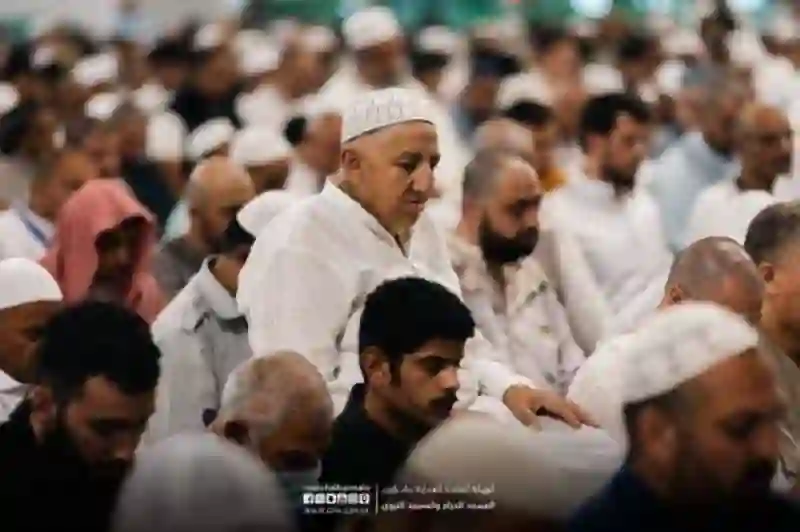 مشهد مهيب من صلاة التراويح في المسجد الحرام في رمضان ولم يبقى أي مكان داخل وخارج الحرم من كثرت المصلين والمعتمرين 