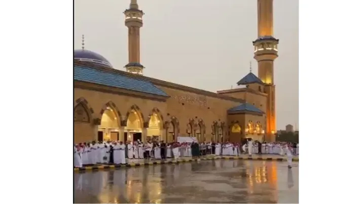 فيديو مهيب لجموع كبيرة في الرياض تؤدي صلاة عيد الفطر تحت المطر الغزير 