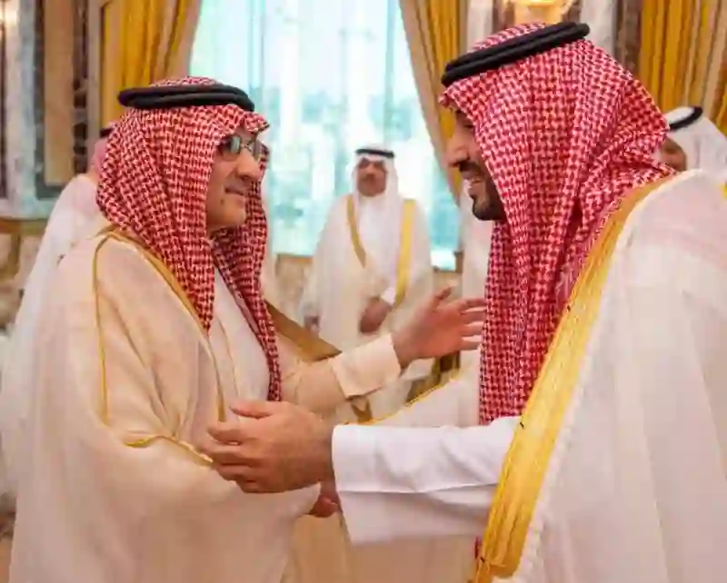 فيديو لحظة عفوية لولي العهد أثناء استقبال المهنئين بعيد الفطر في مكة المكرمة 