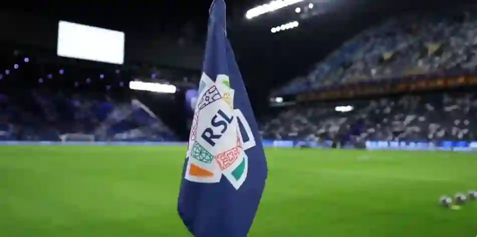 عاجل وبقرار دولي .. 10 أندية في دوري روشن خارج اللعبة 