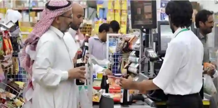 السعودية تخالف التوقعات وتحدد الجنسيات التي يسمح لها بالعمل في محلات البقالة من بداية 1447 