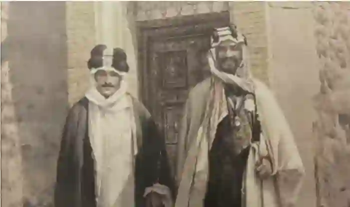 نشر صورة لأول مرة للملك المؤسس عبد العزيز بن عبد الرحمن ال سعود مع وزير عراقي شهير من ال المنديل 