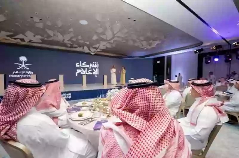 كل ما تريد معرفته عن أكاديمية الإعلام الرقمي الجديدة التي أعلن عنها وزير الإعلام السعودي وطريقة التسجيل فيها 