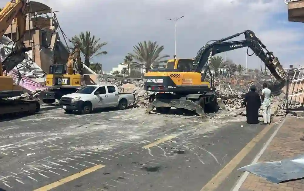 التفاصيل الكاملة لسقوط جسر مشاة خميس مشيط بسبب سائق متهور والكشف عن الضحايا في اخر تحديث 