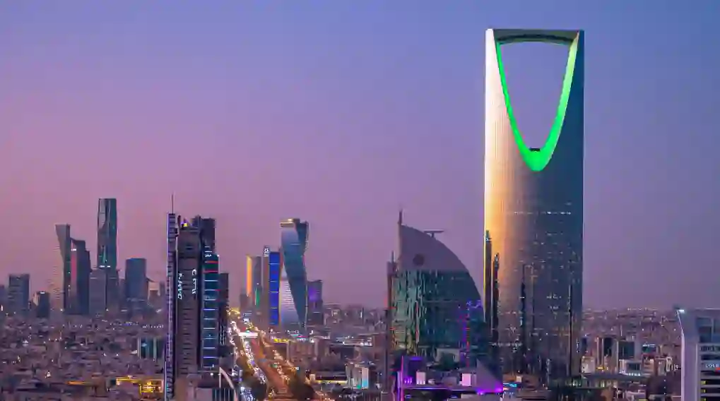 بسبب الزحام في الرياض.. السعودية تستعد لتغيير مواعيد الدوام للموظفين والطلاب وتحويل فئات جديدة للعمل والدراسة عن بعد