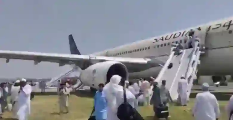 فيديو لحظة إجلاء الركاب من طائرة الخطوط الجوية السعودية بعد إشتعال النيران فيها وتصاعد الدخان بعد هبوطها في باكستان 