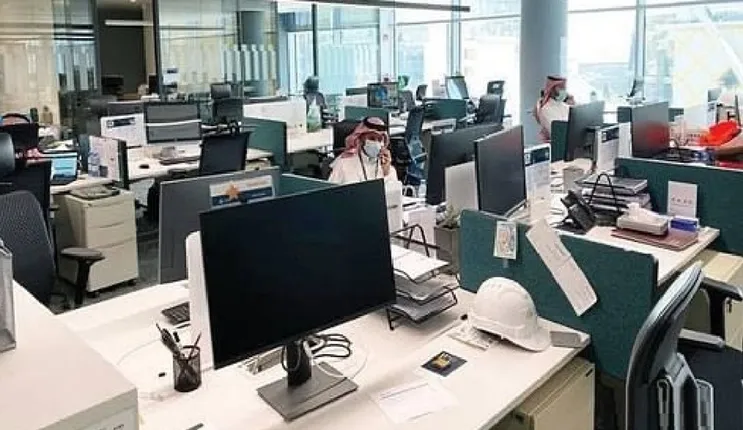 عاجل: الموارد البشرية تعلن توطين هذه المهن بنسبة 100% فوراً وتكشف عن مصير الوافدين العاملين فيها وعائلاتهم 