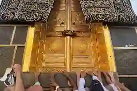 كم وزن باب الكعبة بالكيلو وكم تكلفة كسوة باب الكعبة؟ 