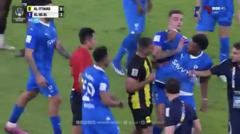 الفيديو الكامل لتدخل حمد الله العنيف ضد البليهي في مواجهة الاتحاد والهلال 
