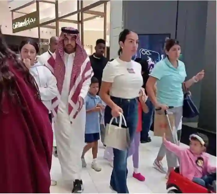 فيديو لن تصدق ما حدث في أشهر مولات الرياض بسبب ظهور قوي لجورجينا وأبناء كرستيانو رونالدو 