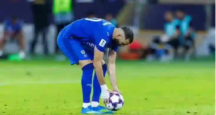 فتح ملفات بنزيما مبكراً مع الهلال وانزاجي في مرمى النيران بسبب قرار واحد اخر الزعيم من الآسيوية 