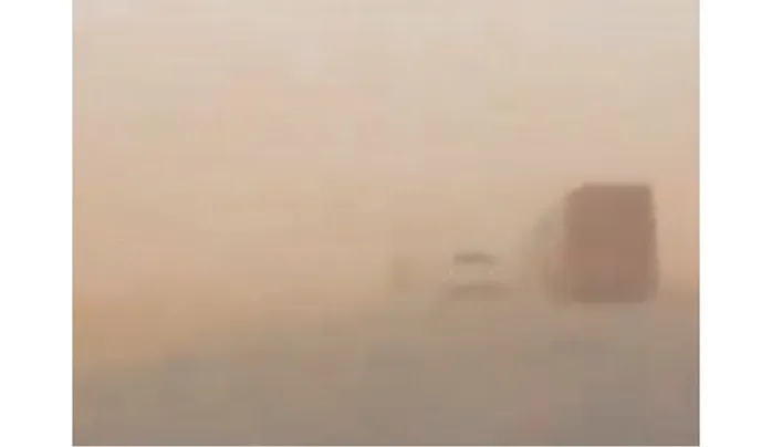 فيديو الغبار الكثيف يحول النهار الى ليل في طريق الرياض - القصيم 