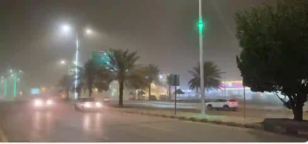 فيديو العاصفة الرملية الكبيرة تضرب الرياض وسدير وفي طريقها الى الرياض 