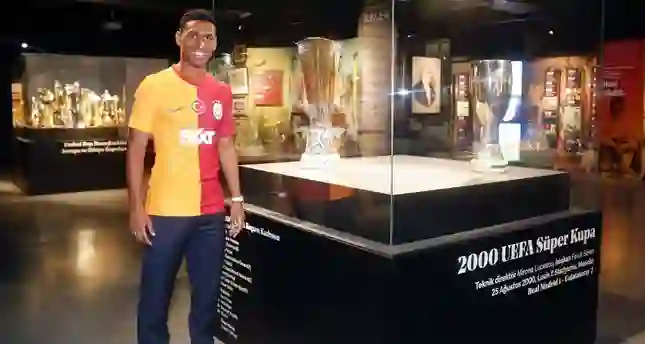 نجم برازيلي يهدد عرش نيمار في الهلال وسباق محموم بين الكبار لخطفة في صفقة تاريخية جديدة 