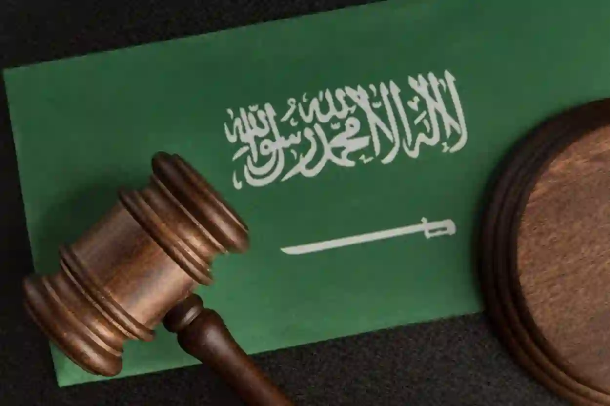 توضيح نص المادة 20 من قانون العمل السعودي والحقوق التي يعطيها للعاملين والموظفين من المواطنين والمقيمين 