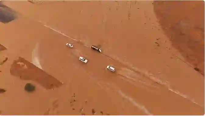 المسند يشرح الخدعة البصرية التي تسببها الأمطار وتخدع السائقين عند عبور السيول وتسبب الحوادث الكارثية 