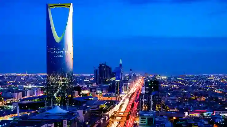 مرور الرياض يكشف الخطأ الذي سبب حادث انقلاب وايت  على سيارتين في شارع رئيسي في العاصمة 