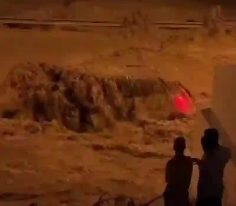 فيديو سيل يغطي سيارة جيمس بالكامل والكشف عن مصير العائلة التي كانت بداخلها في سلطنة عُمان 