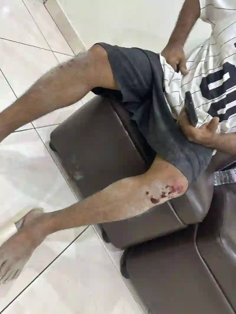 فيديو ثور هائج في مسلخ في مكة المكرمة يسحل العمال خلفه ويصيب عدد منهم بكسور خطيرة 