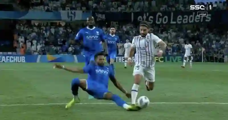 فيديو 6 ثغرات للتحكيم في مواجهة الهلال والعين 