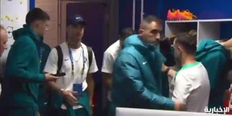 رونالدو يلقي تحية الاسلام على زملاءه في غرفة ملابس منتخب البرتغال 