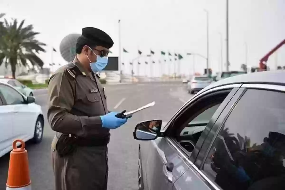المرور يعلن من اليوم عن مخالفة كبيرة لمن لا يضع هذه الورقة على قزاز السيارة الأمامي والخلفي 