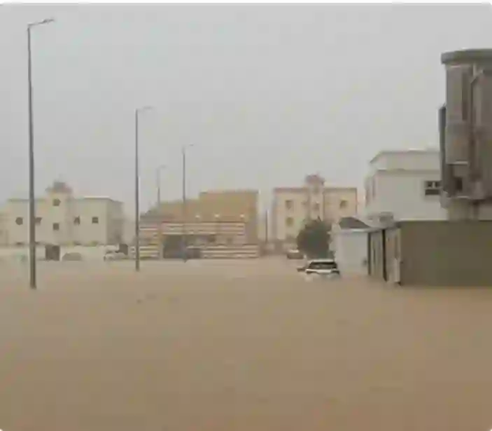 شاهد سيول جارفة تقتحم البيوت وتجرف السيارات في محايل عسير 