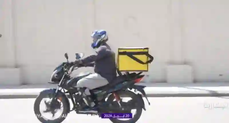 فيديو مناديب التوصيل يتسابقون على الموت في شوارع الرياض 