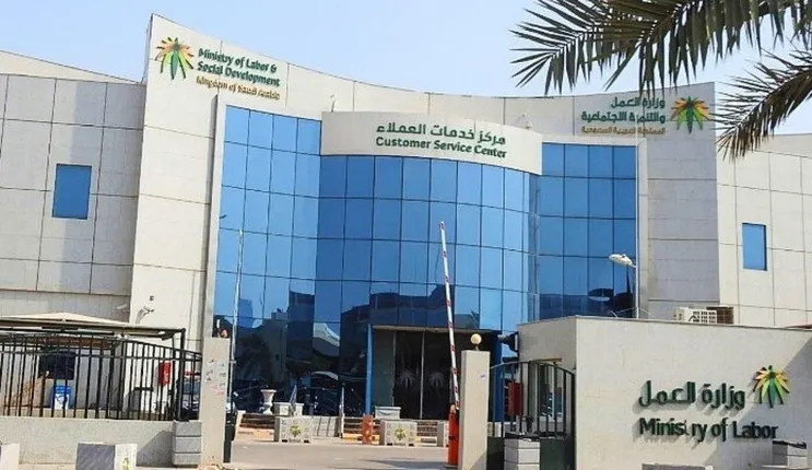 تعرف على المهن الهندسية والانشائية التي اعلنت الموارد البشرية توطينها وموعد تنفيذ القرار 